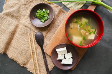 miso çorbası veya Japon miso çorbası kasede masada. Japon mutfağı Dashi malzemeli çorba, tofu, deniz ürünleri, sebze ve miso ile kaplanmış miso.