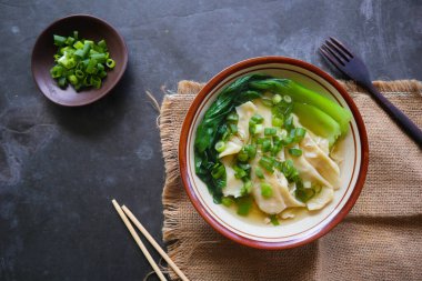 Wonton çorbası, pangsit veya mantı çorbası ve sebze. Wonton un çarşaflarına sarılmış kıymalı Çin yemeğidir.