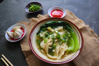Wonton çorbası, pangsit veya mantı çorbası ve sebze. Wonton un çarşaflarına sarılmış kıymalı Çin yemeğidir.