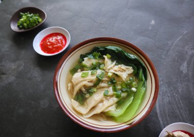 Wonton çorbası, pangsit veya mantı çorbası ve sebze. Wonton un çarşaflarına sarılmış kıymalı Çin yemeğidir.