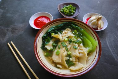 Wonton çorbası, pangsit veya mantı çorbası ve sebze. Wonton un çarşaflarına sarılmış kıymalı Çin yemeğidir.