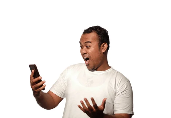 Emocionado Hombre Asiático Vistiendo Camiseta Blanca Sonriendo Mientras Sostiene Teléfono —  Fotos de Stock