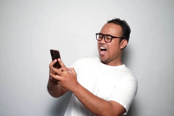 Emocionado Hombre Asiático Con Gafas Con Camiseta Blanca Sonriendo Mientras —  Fotos de Stock