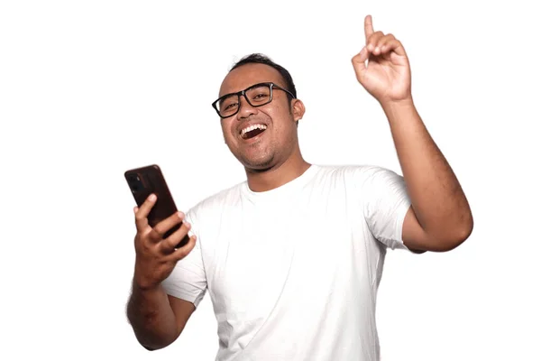 Excitado Asiático Homem Com Óculos Vestindo Branco Camiseta Sorrindo Enquanto — Fotografia de Stock