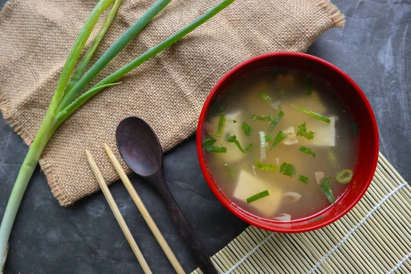 miso çorbası veya Japon miso çorbası kasede masada. Japon mutfağı Dashi malzemeli çorba, tofu, deniz ürünleri, sebze ve miso ile kaplanmış miso.