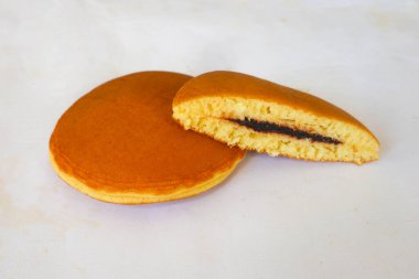 Dorayaki. Beyaz arka planda Japon fasulye ezmeli krep. Dorayaki, Japonya 'dan gelen bir pasta.