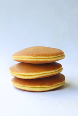 Dorayaki. Beyaz arka planda Japon fasulye ezmeli krep. Dorayaki, Japonya 'dan gelen bir pasta.