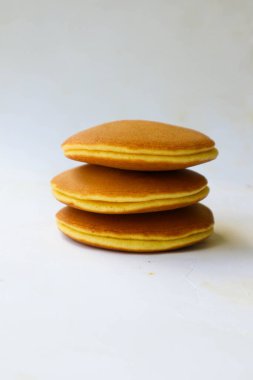 Dorayaki. Beyaz arka planda Japon fasulye ezmeli krep. Dorayaki, Japonya 'dan gelen bir pasta.