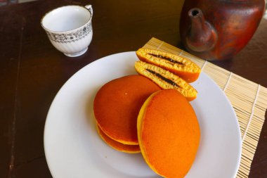 Dorayaki. Beyaz arka planda Japon fasulye ezmeli krep. Dorayaki, Japonya 'dan gelen bir pasta.