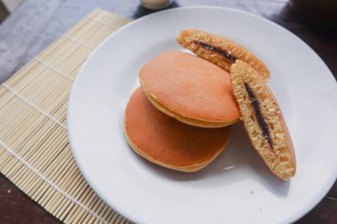 Dorayaki. Beyaz arka planda Japon fasulye ezmeli krep. Dorayaki, Japonya 'dan gelen bir pasta.