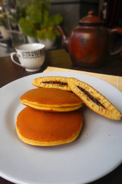 Dorayaki. Beyaz arka planda Japon fasulye ezmeli krep. Dorayaki, Japonya 'dan gelen bir pasta.