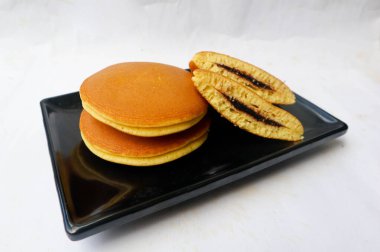 Dorayaki. Beyaz arka planda Japon fasulye ezmeli krep. Dorayaki, Japonya 'dan gelen bir pasta.