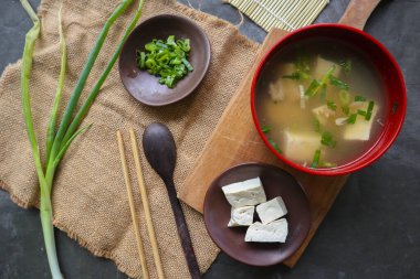 miso çorbası veya Japon miso çorbası kasede masada. Japon mutfağı Dashi malzemeli çorba, tofu, deniz ürünleri, sebze ve miso ile kaplanmış miso.