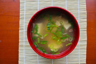 miso çorbası veya Japon miso çorbası kasede masada. Japon mutfağı Dashi malzemeli çorba, tofu, deniz ürünleri, sebze ve miso ile kaplanmış miso.
