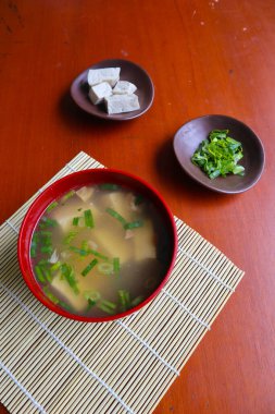 miso çorbası veya Japon miso çorbası kasede masada. Japon mutfağı Dashi malzemeli çorba, tofu, deniz ürünleri, sebze ve miso ile kaplanmış miso.