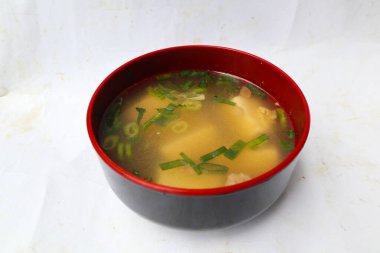 miso çorbası veya Japon miso çorbası kasede masada. Japon mutfağı Dashi malzemeli çorba, tofu, deniz ürünleri, sebze ve miso ile kaplanmış miso.