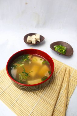 miso çorbası veya Japon miso çorbası kasede masada. Japon mutfağı Dashi malzemeli çorba, tofu, deniz ürünleri, sebze ve miso ile kaplanmış miso.