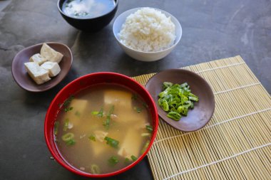 miso çorbası veya Japon miso çorbası kasede masada. Japon mutfağı Dashi malzemeli çorba, tofu, deniz ürünleri, sebze ve miso ile kaplanmış miso.