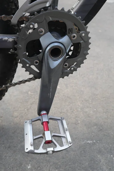 Fahrradpedal Mit Asphaltkulisse — Stockfoto