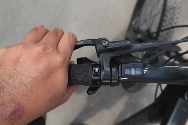 Mão Masculina Agarrar Bicicleta Travão Mão — Fotografia de Stock