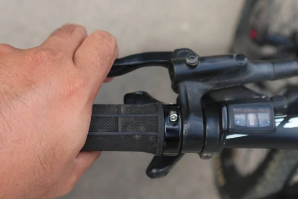 Mão Masculina Agarrar Bicicleta Travão Mão — Fotografia de Stock