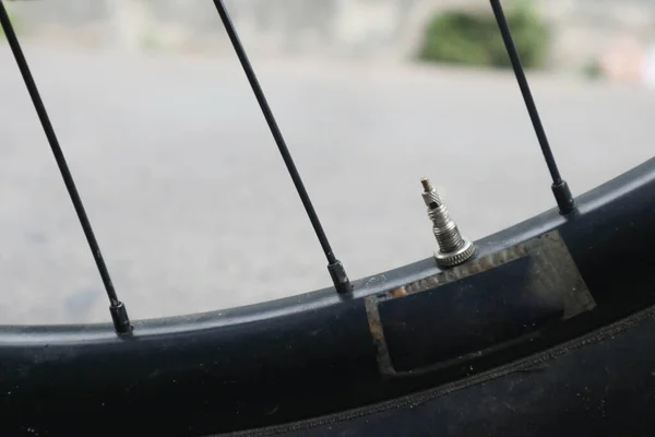 阀门盖 自行车上的轮式通货膨胀阀门 — 图库照片