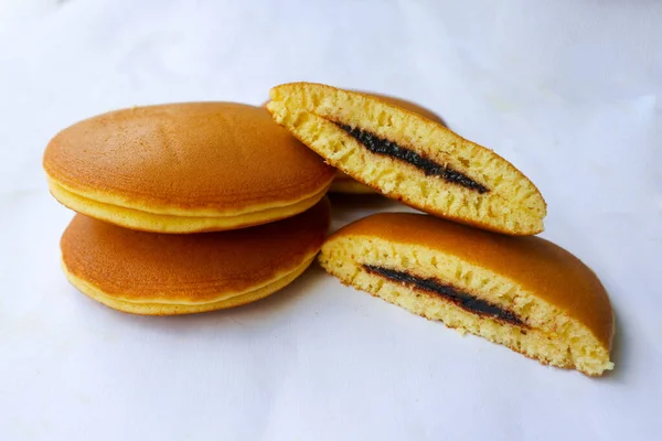 Dorayaki Pfannkuchen Aus Japanischer Bohnenpaste Auf Weißem Hintergrund Dorayaki Ist — Stockfoto
