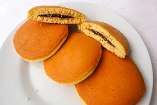 Dorayaki Pasta Kacang Jepang Pancake Pada Latar Belakang Putih Dorayaki — Stok Foto