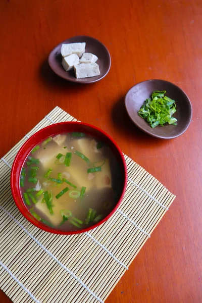 テーブルの上には味噌汁や味噌汁が置かれています 出汁のある日本料理 魚介類 そして味噌をトッピングして味わう — ストック写真