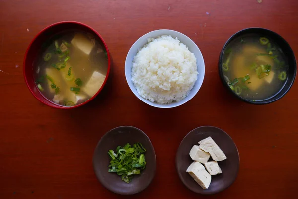 テーブルの上には味噌汁や味噌汁が置かれています 出汁のある日本料理 魚介類 そして味噌をトッピングして味わう — ストック写真