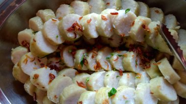 Lontong dilimini kapat. Lontong bir Endonezya yemeğidir. Pirinç bir muz yaprağının içine sarılır ve kaynatılır, sonra buharda pilavın yerine küçük kekler kesilir..