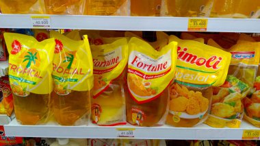 Yogyakarta, Endonezya - 17 Mayıs 2023, Marketteki bir marketin rafında çeşitli yemek pişirme yağı markaları