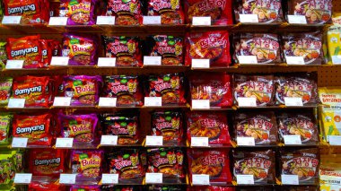 Yogyakarta, Endonezya - 17 Mayıs 2023, raflarda çeşitli hazır şehriye seçimleri