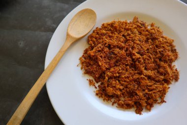 Etten yapılmış abon, esmer şeker ve kurutulmuş yiyeceklerden yapılmış kıyma tabakları. Endonezya yemekleri