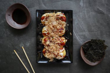 Takoyaki, buğday unundan, ahtapot etinden veya diğer dolgulardan yapılan, sos, mayonez ve katsuobushi veya ahşap balığı talaşı şeklinde servis edilen bir Japon yemeğidir..