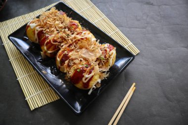 Takoyaki, buğday unundan, ahtapot etinden veya diğer dolgulardan yapılan, sos, mayonez ve katsuobushi veya ahşap balığı talaşı şeklinde servis edilen bir Japon yemeğidir..