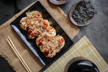 Takoyaki, buğday unundan, ahtapot etinden veya diğer dolgulardan yapılan, sos, mayonez ve katsuobushi veya ahşap balığı talaşı şeklinde servis edilen bir Japon yemeğidir..
