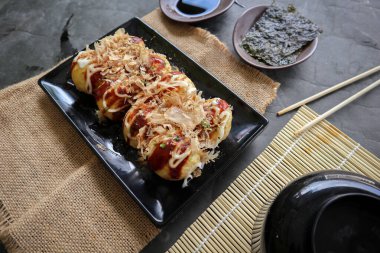 Takoyaki, buğday unundan, ahtapot etinden veya diğer dolgulardan yapılan, sos, mayonez ve katsuobushi veya ahşap balığı talaşı şeklinde servis edilen bir Japon yemeğidir..