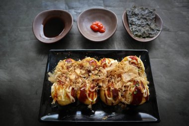 Takoyaki, buğday unundan, ahtapot etinden veya diğer dolgulardan yapılan, sos, mayonez ve katsuobushi veya ahşap balığı talaşı şeklinde servis edilen bir Japon yemeğidir..