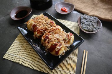 Takoyaki, buğday unundan, ahtapot etinden veya diğer dolgulardan yapılan, sos, mayonez ve katsuobushi veya ahşap balığı talaşı şeklinde servis edilen bir Japon yemeğidir..