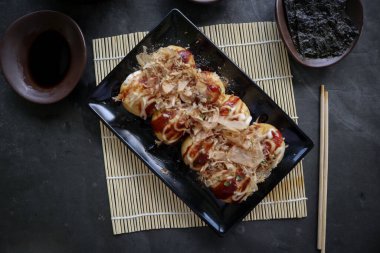 Takoyaki, buğday unundan, ahtapot etinden veya diğer dolgulardan yapılan, sos, mayonez ve katsuobushi veya ahşap balığı talaşı şeklinde servis edilen bir Japon yemeğidir..