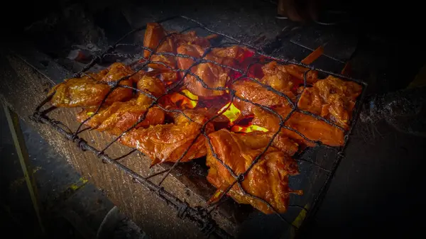 Izgara Tavuk Ayam Panggang Kızgın Kömürde Kızartılmış — Stok fotoğraf