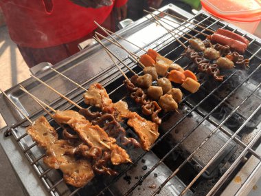 çeşitli satay, şiş, sosis, deri, yakitori, tavuk, sıcak kömür üzerindeki et türleri