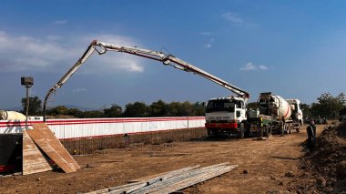 Beton dökme bir karıştırıcı kamyon kullanarak sonra beton pompa kullanarak işlenmiş beton sıvıyı karıştırıcı kamyondan itmek
