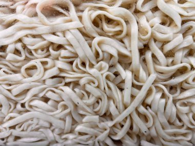 Çiğ erişteye yakın çekim. Sis camında fotoğraflanmış.