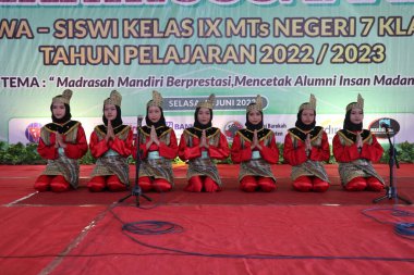 Klaten, Endonezya, 15 Ağustos 2023. Saman Dance, Aceh 'ten geleneksel bir dans.