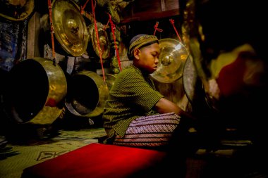 Cava çocukları Endonezya, Klaten 'de Cava gamelan müziği icra ediyorlar. Gamelan gong oynayan Cava 'lı çocuk.