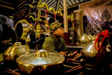 Klaten, Endonezya, 15 Ağustos 2023. Çocuklar Klaten, Endonezya 'da Cava gamelan müziği icra ediyorlar.