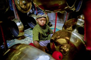 Cava çocukları Endonezya, Klaten 'de Cava gamelan müziği icra ediyorlar. Gamelan gong oynayan Cava 'lı çocuk.