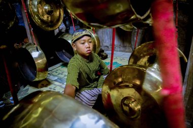 Cava çocukları Endonezya, Klaten 'de Cava gamelan müziği icra ediyorlar. Gamelan gong oynayan Cava 'lı çocuk.